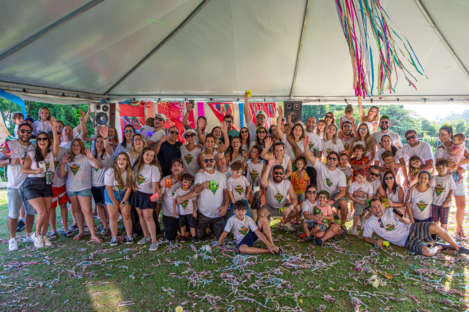 Banner do CarnaConde 2022 com máscara de carnaval, maracas e bailarinas estilizadas